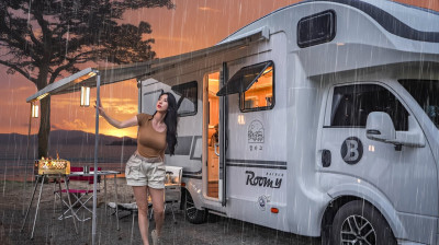 ? LUXURY CARAVAN CAMPING IN THE RAIN