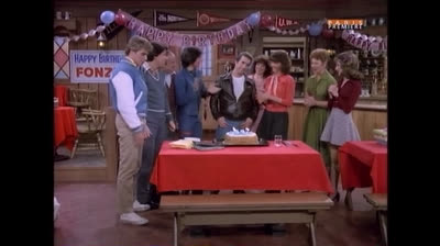 Happy days - 8x09 - Un cadeau pour Fonzie.