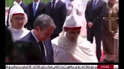 Zapatero y Felipe González postrándose ante el Rey de Marruecos y siendo condecorados como agradecimiento a sus “servicios al reino”.